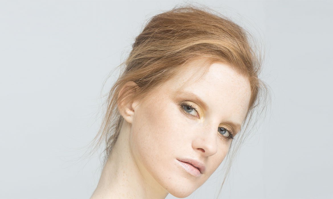 El rubio cobrizo claro puede ser más vainilla pastel o más vibrante. Si prefieres la segunda opción, confía en el baño de color 834 Rubio Ámbar de la gama Casting Crème Gloss de L’Oréal Paris o en el tono 700 Rubio.